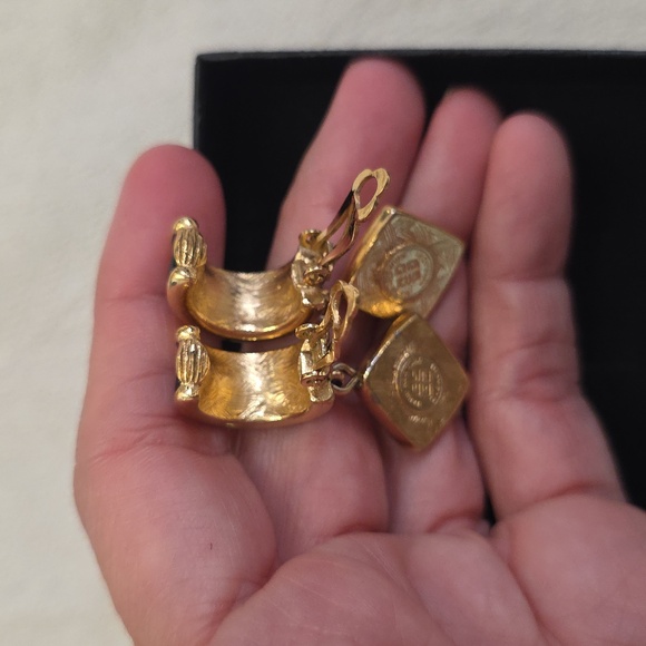 Givenchy Vintage Elegant Gold Tone and Black Clip On Earrings with Pearl Accent - Picture 5 of 6